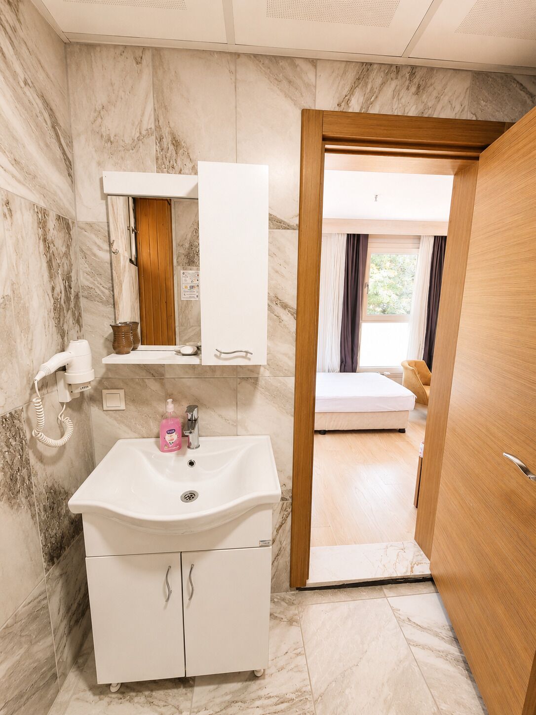 Habitación estándar con 1 cama doble o 2 individuales | Baño | Ducha, artículos de higiene personal gratuitos y secador de pelo