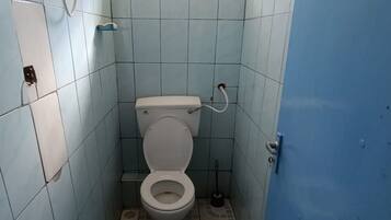 Business Studio | Bathroom | Shower, free toiletries, bidet, towels