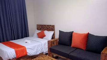 Business Studio | Living area | 14-inch Smart TV with digital channels, TV