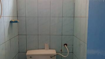 Business Studio | Bathroom | Shower, free toiletries, bidet, towels