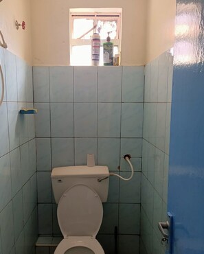 Studio Affaires | Salle de bain | Douche, articles de toilette (gratuits), bidet, serviettes fournies