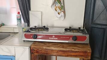 Business Studio | Private kitchen | Fridge, microwave, cookware/dishes/utensils