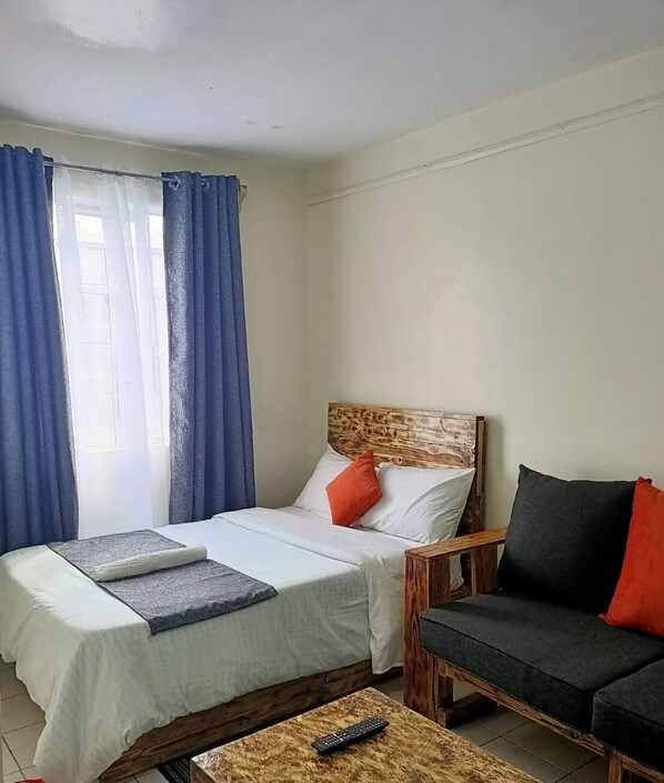 Studio Affaires | Aire de séjour | Téléviseur connecté de 14 po avec télévision numérique, téléviseur