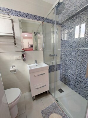 Shower, hair dryer, towels - Holiday Studio 'Lola' with Mountain View, Private Terrace, A/C & Wi-Fi (Nerja)