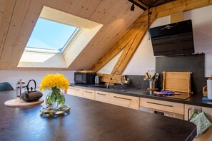 Kjøleskap, mikrobølgeovn, ovn og kokeplater