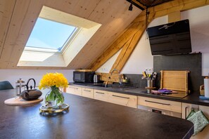 Een koelkast, een magnetron, een oven, een kookplaat