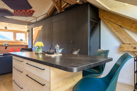 Restauration. Appartement « Sous le Toit de Marie et Jean » avec vue sur la montagne et Wi-Fi