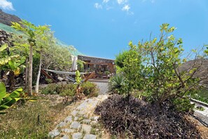 Property grounds - Holiday Home 'Finca Los Tableros' with Sea View, Garden, Terrace & Highspeed Wi-Fi (Hermigua)