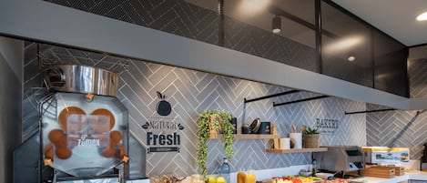 Desayuno buffet diario (EUR 13 por persona)