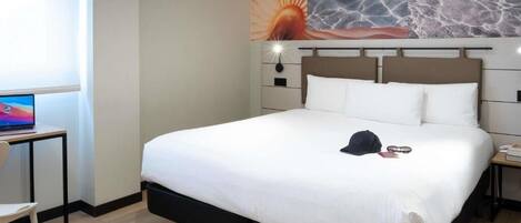 Decoración personalizada, escritorio y espacio para trabajar con laptop