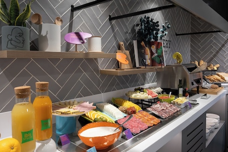 Petit déjeuner buffet servi tous les jours en supplément. Ibis Styles Santander