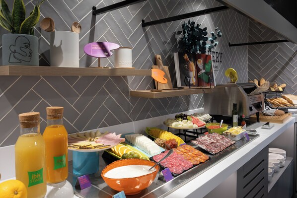 Petit déjeuner buffet (13 EUR par personne)