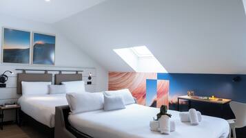 Decoración personalizada, escritorio y espacio para trabajar con laptop