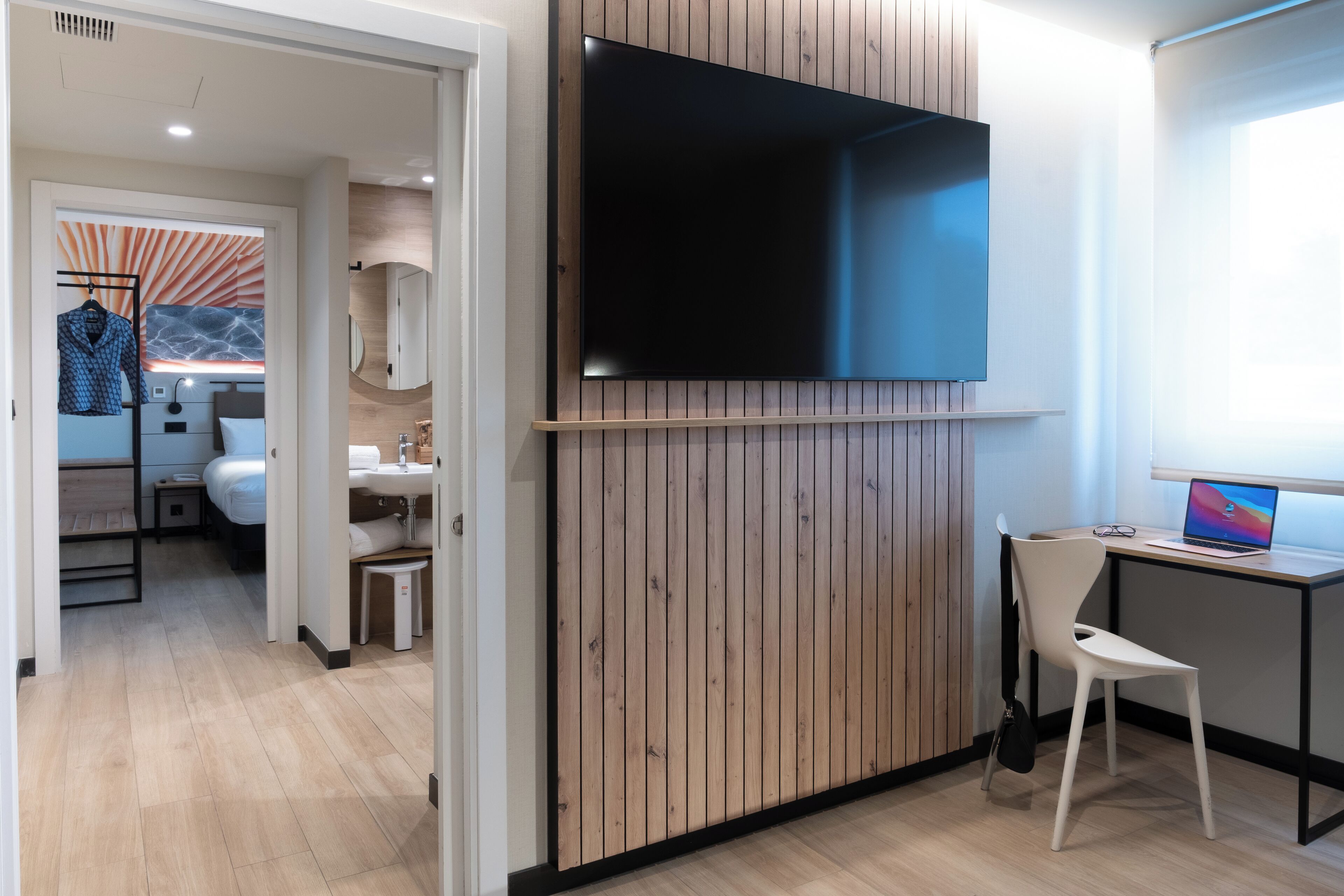 Habitación cuádruple, varias camas | Decoración individual, escritorio, espacio para trabajar con un portátil