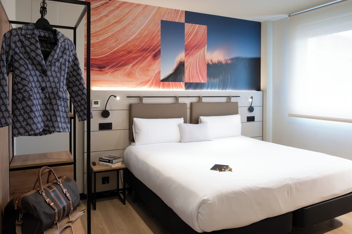 Standard Room, 1 Queen Bed | Individually decorated, desk, laptop workspace, soundproofing