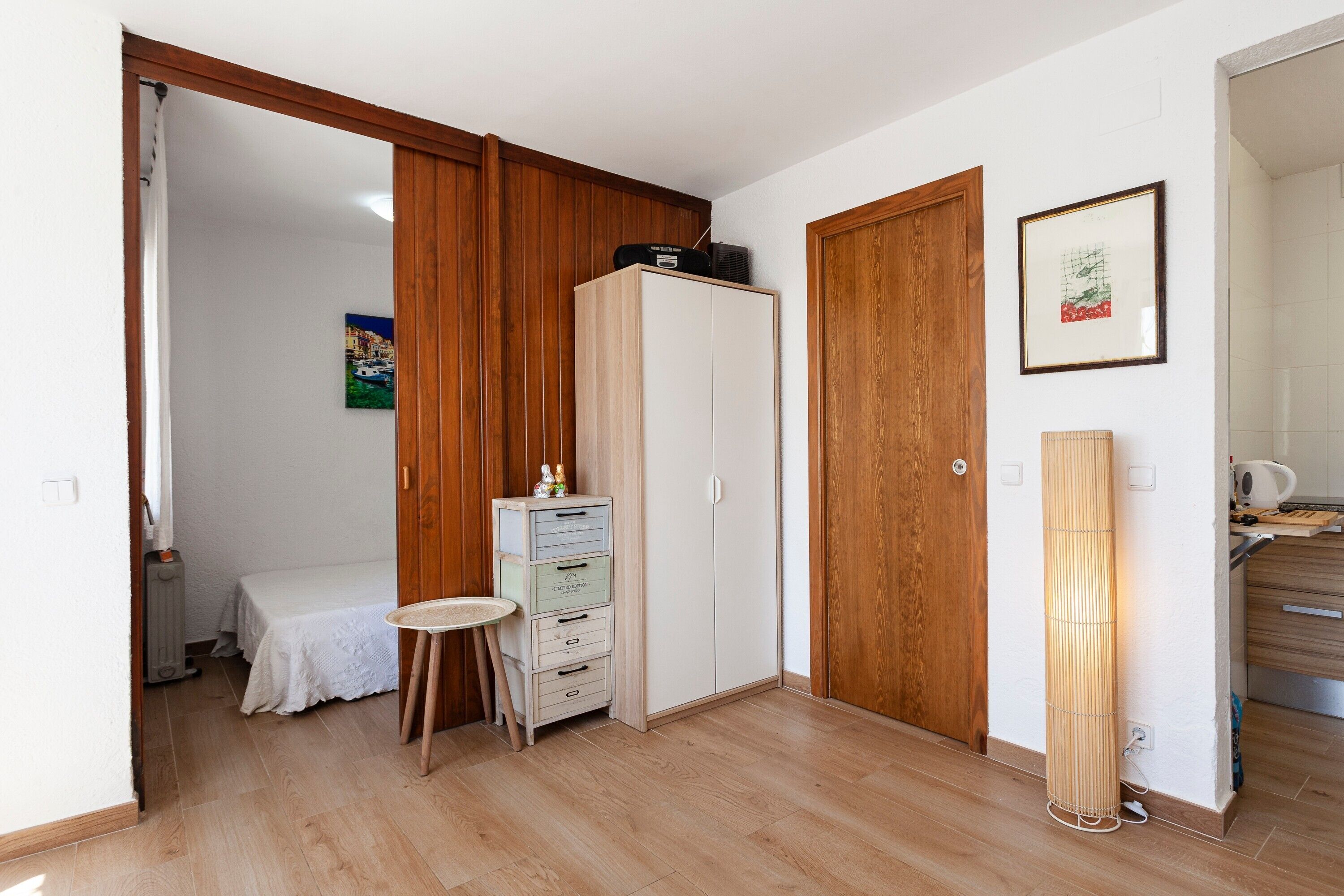 1 habitación, tabla de planchar con plancha, wifi gratis y ropa de cama 
