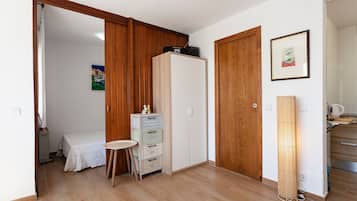 1 habitación, tabla de planchar con plancha, wifi gratis y ropa de cama