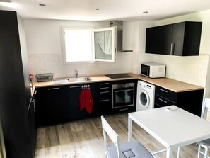 Een koelkast, een microgolfoven, een oven, een kookplaat