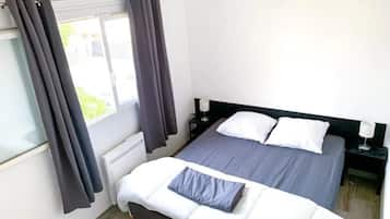 2 chambres, lit parapluie, draps fournis