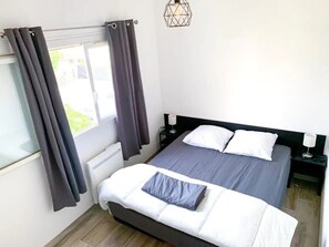 2 chambres, lit parapluie, draps fournis