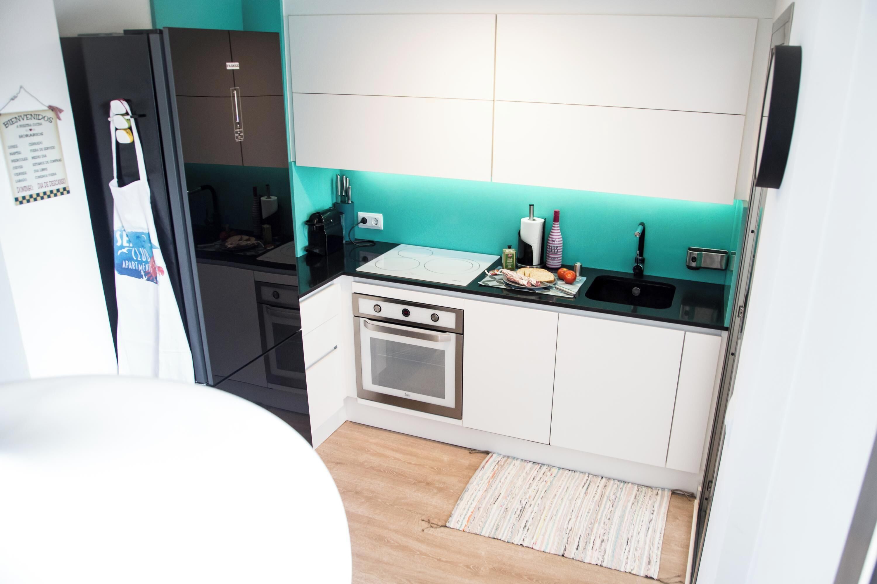 Kjøleskap, ovn, kokeplater og oppvaskmaskin