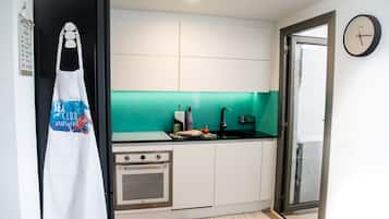 Een koelkast, een oven, een kookplaat, een vaatwasser