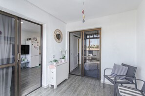 Ein modernes Interieur mit Küche, Essbereich und Balkon.