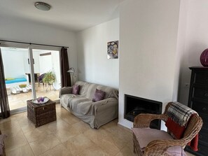 TV, fireplace, stereo
