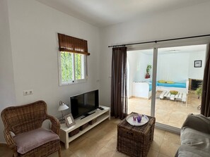 TV, caminetto, impianto stereo