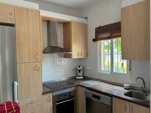 Een koelkast, een microgolfoven, een oven, een kookplaat