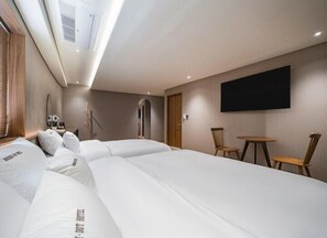 TWIN ROOM | Seprai premium, selimut bulu angsa, bantalan ekstra lembut, dan minibar