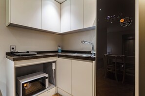 Kamar Keluarga | Seprai premium, selimut bulu angsa, bantalan ekstra lembut, dan minibar