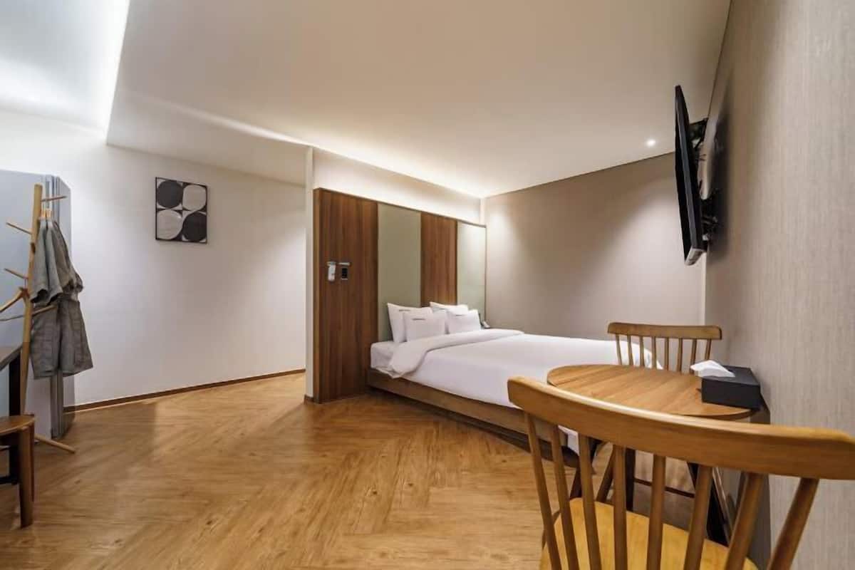 Ropa de cama de alta calidad, edredón, camas con pillow-top y minibar