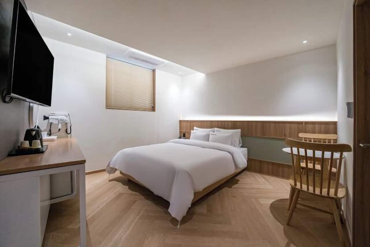 Ropa de cama de alta calidad, edredón, camas con pillow-top y minibar