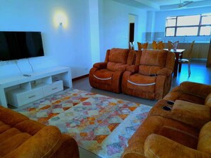 奢華公寓 | 起居區 | 14-吋智慧型電視、數位頻道、電視