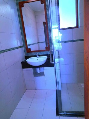 Luxury-Apartment | Badezimmer | Dusche, kostenlose Toilettenartikel, Hausschuhe, Bidet