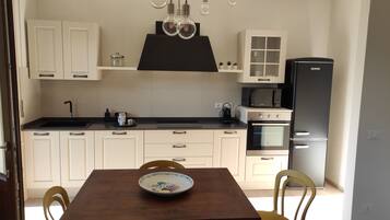 Frigorifero, microonde, forno, piano cottura