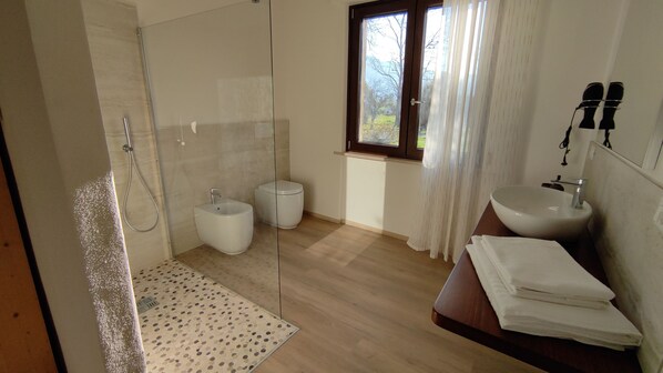 Dusche, Haartrockner, Hausschuhe, Bidet