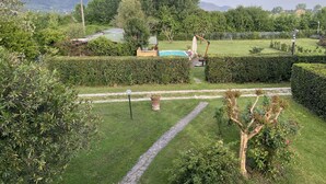 A well-maintained garden with a swimming pool, neatly trimmed hedges, and a clear pathway. - Apartment The Limits (San Giuliano Terme)