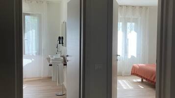 2 camere, una scrivania, insonorizzazione, ferro/asse da stiro