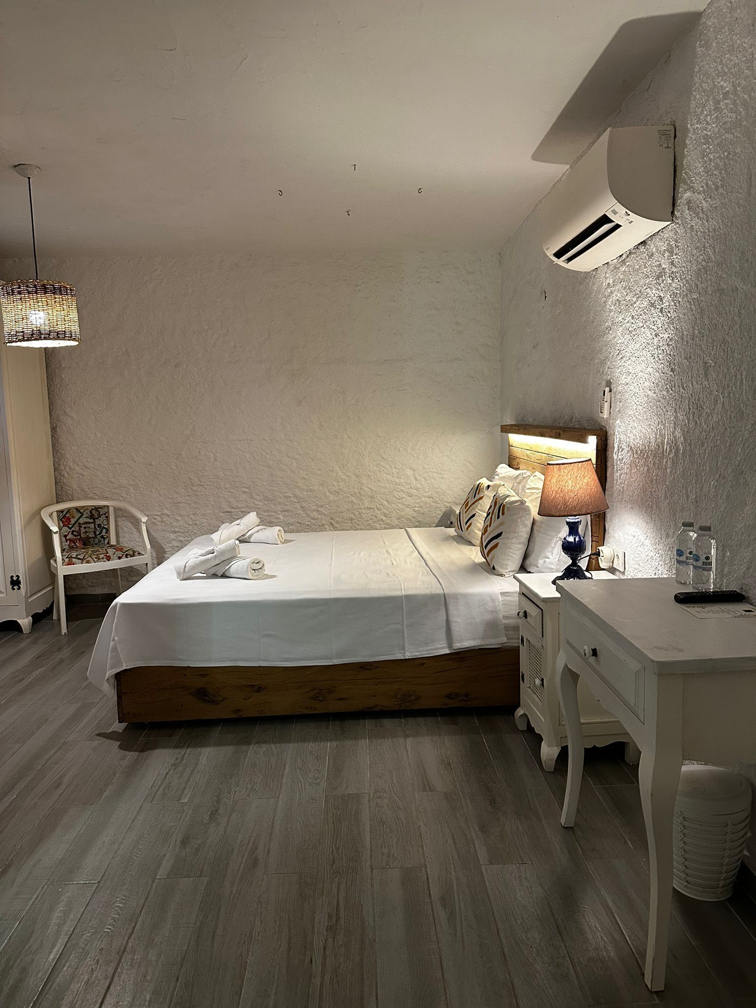 Minibar, free WiFi, bed sheets