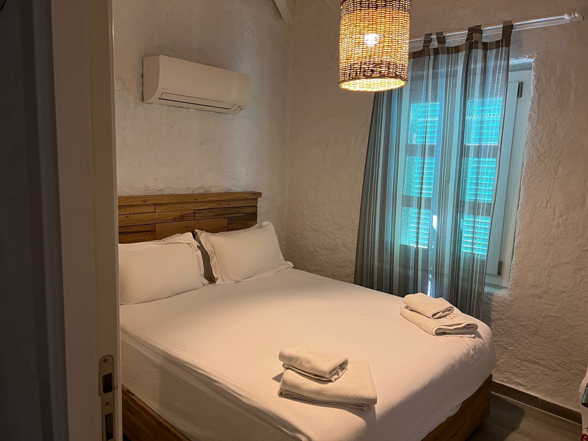 Minibar, free WiFi, bed sheets