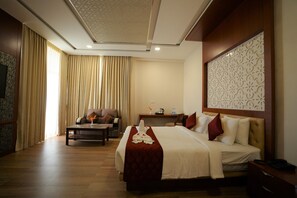 Egyptian cotton sheets, premium bedding, desk, soundproofing - Coral Beach Resort (Tirukalukundram)