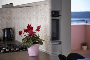 Espresso maker, electric kettle, dining tables - Tinel (Trogir)