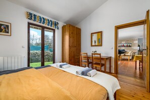 4 bedrooms, in-room safe, iron/ironing board, free WiFi