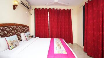 Luxury Room | Free WiFi, bed sheets