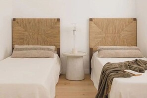 4 bedrooms, desk, iron/ironing board, free WiFi