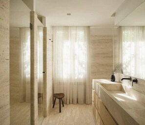 Combined shower/tub, jetted tub, hair dryer, towels
