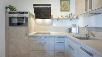 Een koelkast, een oven, een kookplaat, een vaatwasser