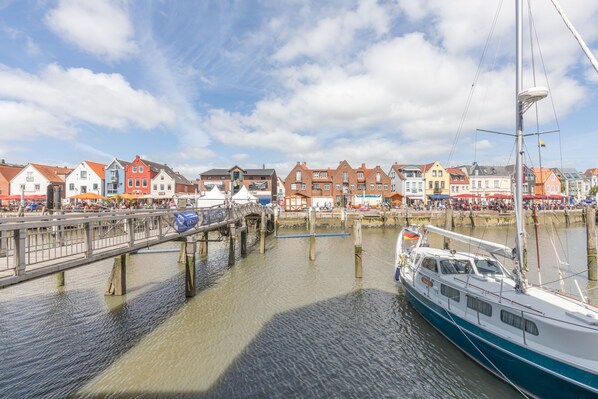 Marina - Vacation apartment harbor master in Husum for up to 2 people (Husum)